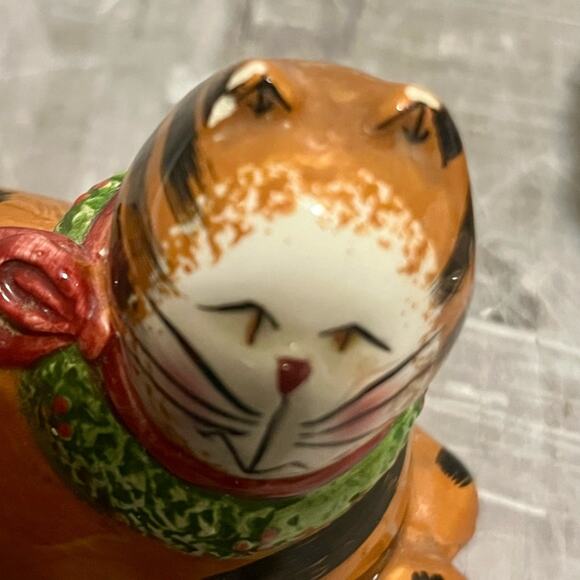 Sakura Christmas Cats Salt and Pepper Shakers Set Hand Painted Earthenware - Picture 10 of 10